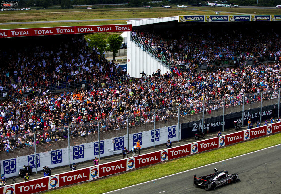 Teamkollege Neel Jani bringt seinen 919 Hybrid sicher über die letzten Kilometer. Porsche feiert den 18. Gesamtsieg bei den 24 Stunden von Le Mans und baut seine Rekordbilanz weiter aus.