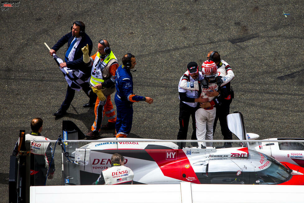 Jubel bei Porsche, Trauer bei Toyota: Der völlig geknickte Kazuki Nakajima wird von TMG-Boss Rob Leupen und Teammanager John Steeghs gestützt und getröstet. Auch im 18. Anlauf wurde es nichts mit dem Toyota-Sieg.