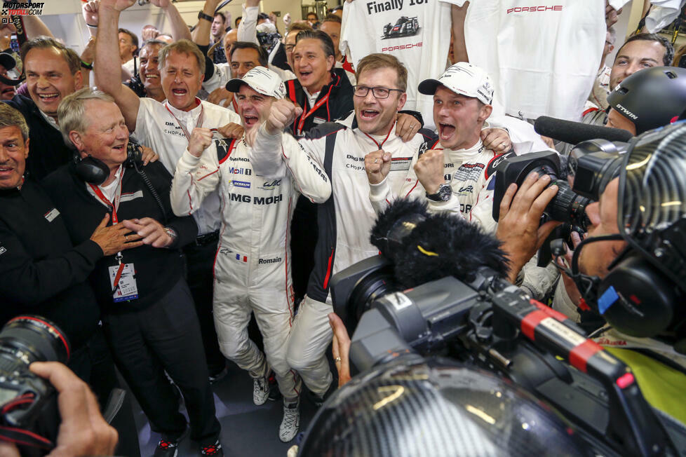 Unfassbarer Moment in der Box von Porsche: Romain Dumas, Teamchef Andreas Seidl und Marc Lieb ahnen, was auf sie in letzter Sekunde zukommt: Sieg bei den 24 Stunden von Le Mans.