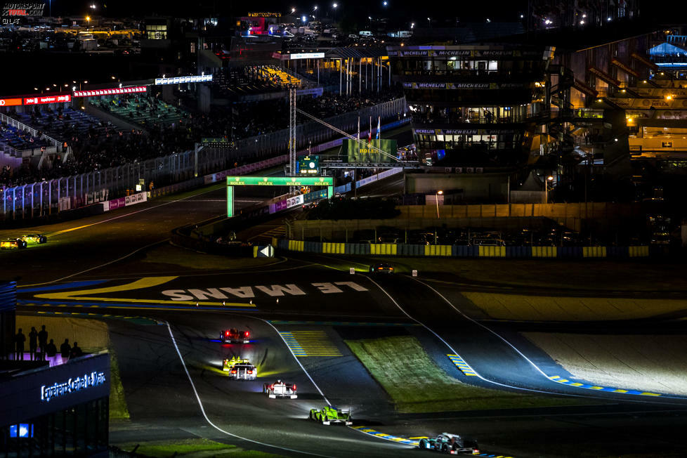Über Nacht bringen sich die späteren Protagonisten im Kampf um den Gesamtsieg in Position. Die 24 Stunden von Le Mans münden in ein Duell zwischen Porsche #2 und Toyota #5.