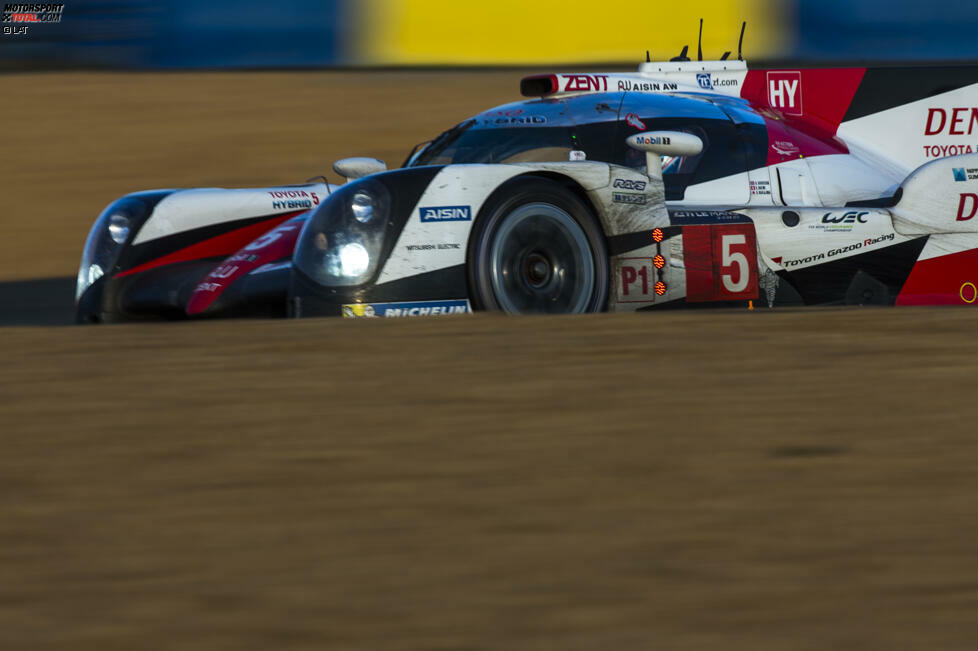 Buemi/Davidson/Nakajima (#5) können in ihrem Toyota das Tempo an der Spitze bestimmen. Nach einem Reifenschaden für die #2 zehn Minuten vor dem Ende liegt das Toyota-Trio klar auf Siegkurs.