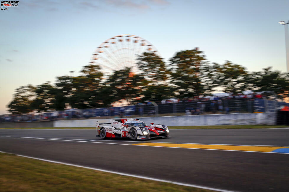 In der Frühphase kann Mike Conway den Toyota mit der Startnummer 6 an die Spitze bringen. Vorteil der Japaner: Sie absolvieren 14 Runden mit einer Tankfüllung, die Konkurrenz nur 13 Umläufe pro Stint.