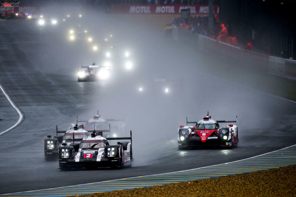 Ein Novum in Le Mans: Aufgrund der nassen Bedingungen wird das Rennen hinter dem Safety-Car gestartet. Über 50 Minuten lang bleibt das Sicherheitsfahrzeug an der Spitze. Erst dann geht es richtig los.