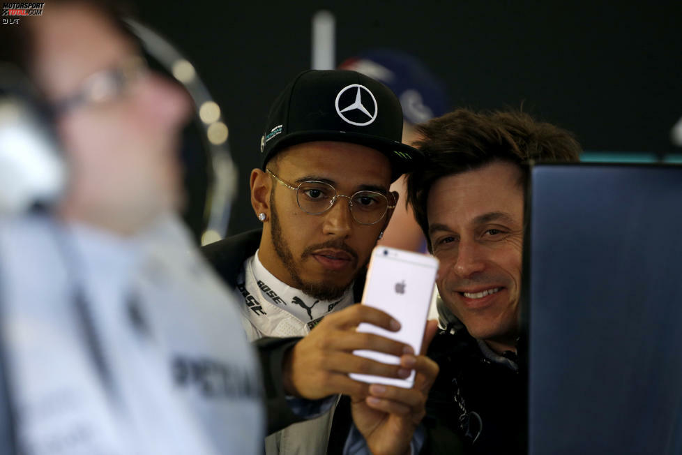 ... und übt sich auch selbst als (Selfie-)Fotograf. Auf diesem Foto mit Teamchef Toto Wolff beim Datenstudium. Selbstvermarktung muss eben sein, auch während des Trainings.