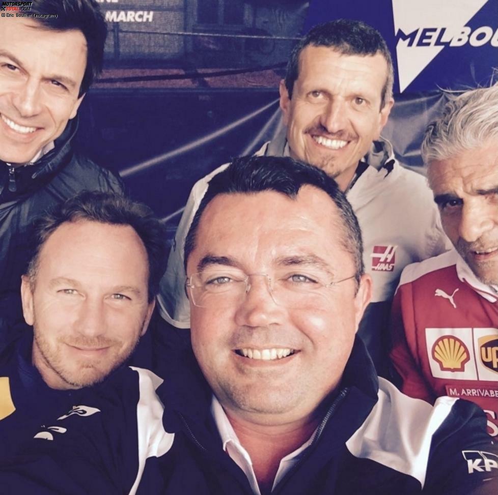 Dass es bei den Selfies inzwischen keine Grenzen mehr gibt, beweist dieses seltene Exemplar: Am Rande der Fan-Forums, bei denen tausende Fans Fahrern und Teamchefs lauschen, trommelt Eric Boullier seine Kollegen zum ersten Teamchef-Selfie der Formel-1-Geschichte zusammen.