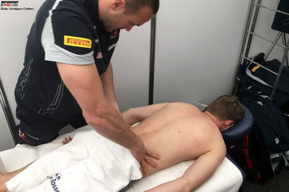 Apropos körperliche Ertüchtigung: Max Verstappen genießt diese Massage weniger, als es auf den ersten Blick den Anschein haben mag. Sein Physiotherapeut ist ein ehemaliger Rugbyspieler.