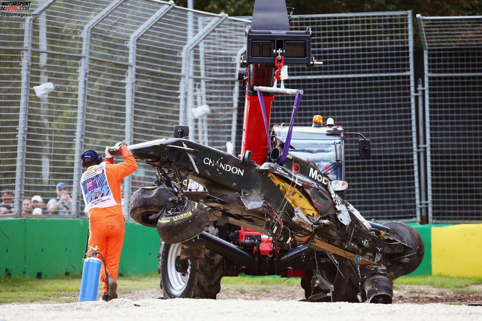 Das Auto wird vom Kran geborgen und abtransportiert. Der Haas-Bolide sieht bei der Premiere deutlich...