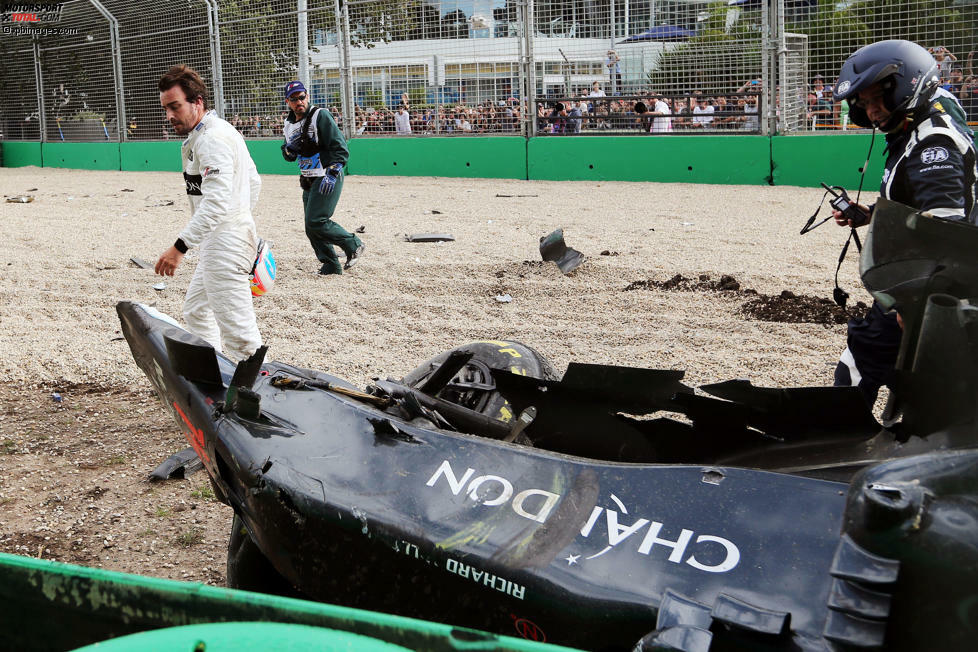 ...nicht gerade sagen kann. Von Alonsos McLaren ist nicht mehr viel übrig.