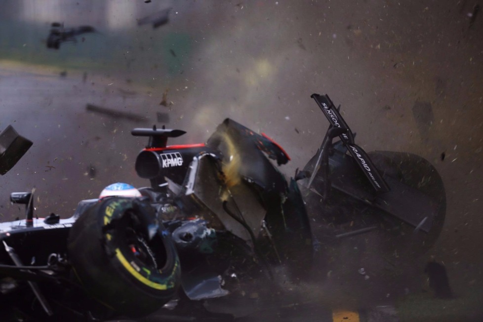 Drama im Albert Park: Wie Fernando Alonso nach der Kollision mit Esteban Gutierrez einen Horrorunfall überlebt