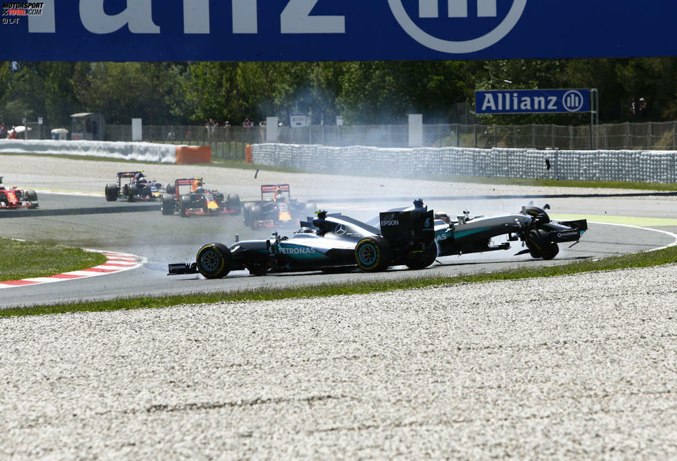 ...und räumt in der Kurve zum Entsetzen von Mercedes seinen Teamkollegen mit ins Aus. Beide Silberpfeile sind raus! Das ist Mercedes seit Melbourne 2011 nicht mehr passiert.