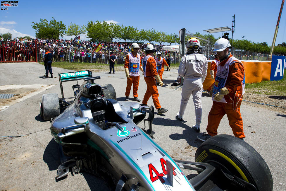 Mehrere Minuten lang müssen sich Hamilton und Rosberg anschließend gegenüber den Teambossen erklären. Nach dem Rennen wollen auch die Stewards noch ein Wort mit den Silberpfeil-Fahrern wechseln, entscheiden aber salomonisch: Rennunfall.