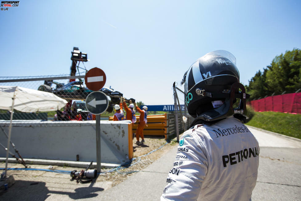 Später stellt sich heraus, dass Rosberg unmittelbar vor dem Vorfall Leistung verlor. Der WM-Spitzenreiter war mit einem falschen Setting unterwegs. Hätte der Crash verhindert werden können?