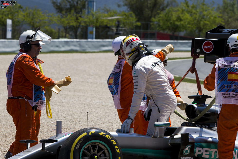 Lewis Hamilton pfeffert beim Aussteigen völlig frustriert sein Lenkrad weg. Für den Unfall entschuldigt er sich kurze Zeit später beim Team. Als Schuldeingeständnis will er das aber nicht verstanden wissen.