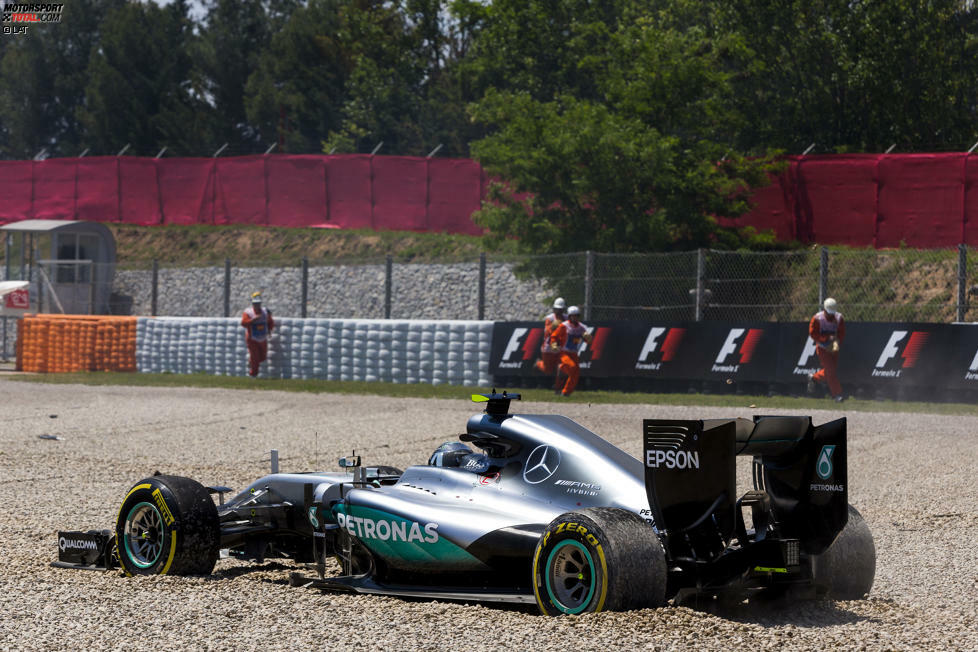 Damit endet Nico Rosbergs Serie von sieben Siegen in Folge, die er seit Mexiko 2015 aufrechterhalten hat. Stattdessen gibt es für den Deutschen den ersten Ausfall seit Sotschi 2015.