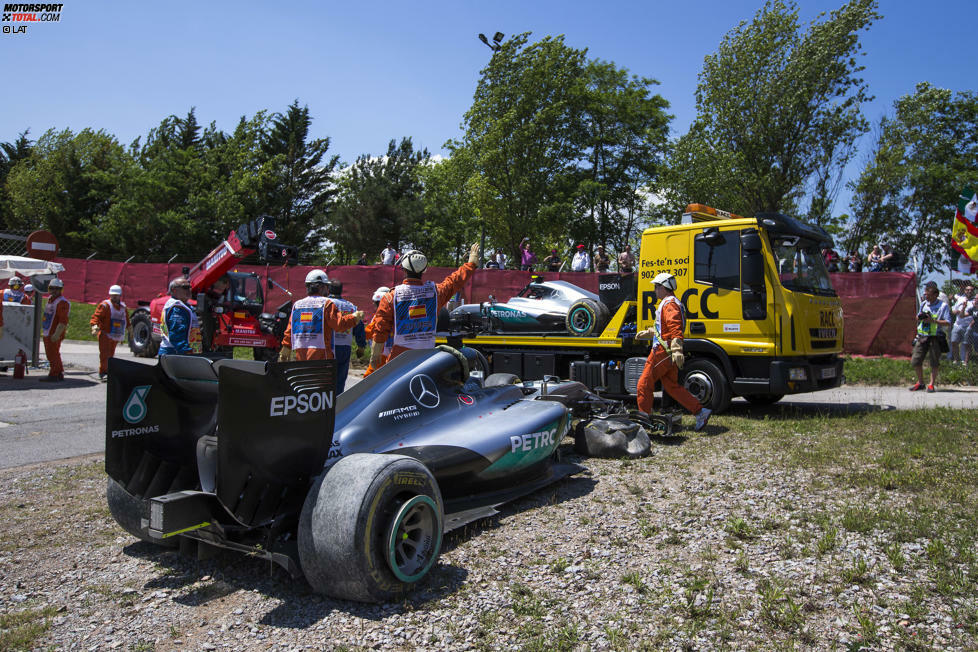 Katastrophe für Mercedes in Barcelona: Nur vier Kurven dauert es, bis die beiden führenden Silberpfeile im Kies stehen. Es ist die erste verheerende Kollision zwischen Nico Rosberg und Lewis Hamilton seit Spa 2014.