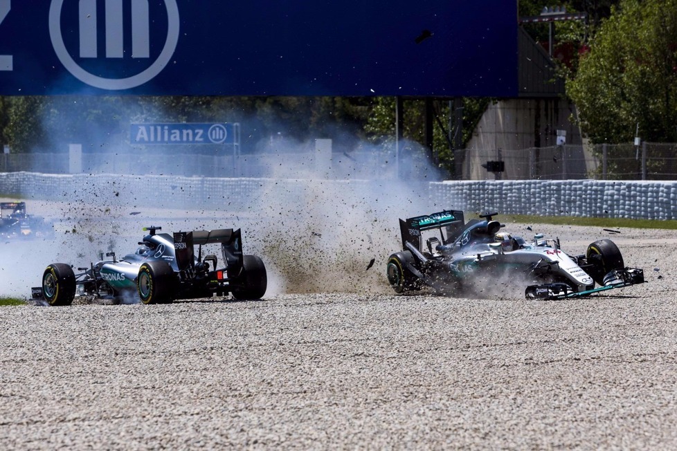 Worst case für Mercedes am Start des Spanien-Grand-Prix: Nico Rosberg und Lewis Hamilton räumen sich ab