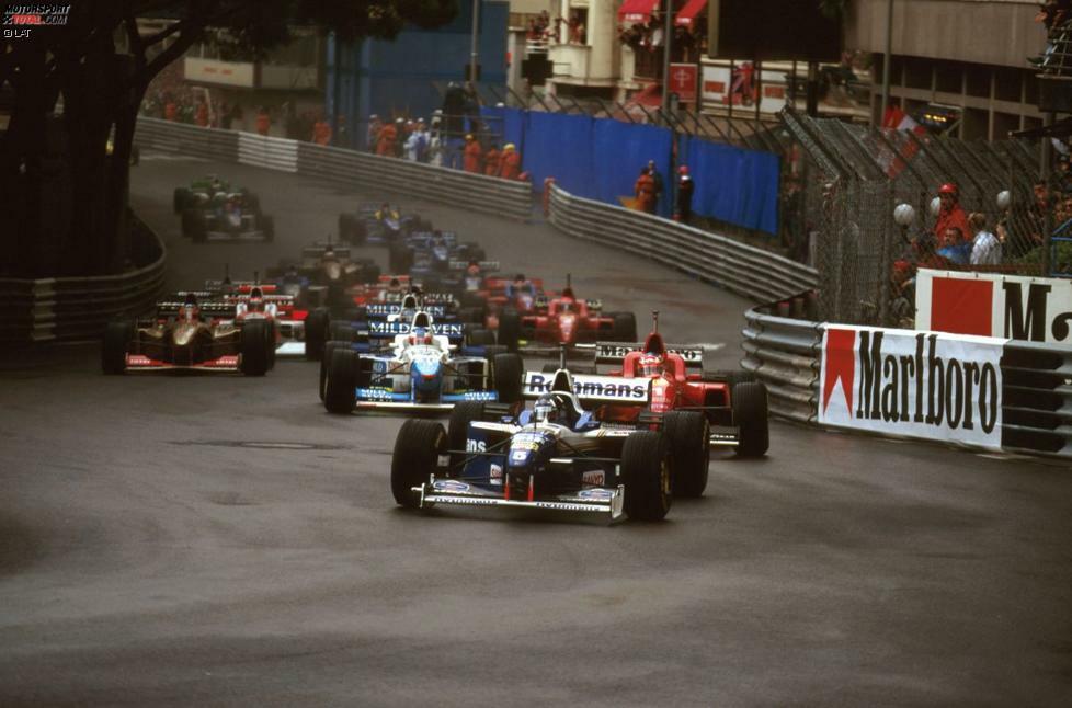 Doch am Sonntagvormittag kommt der große Regen: Beim Start im Nassen düpiert WM-Leader Damon Hill seinen Erzrivalen Schumacher und übernimmt die Führung, die er schon auf der ersten Runde ausbaut. Der Brite scheint fortan zu fliegen.