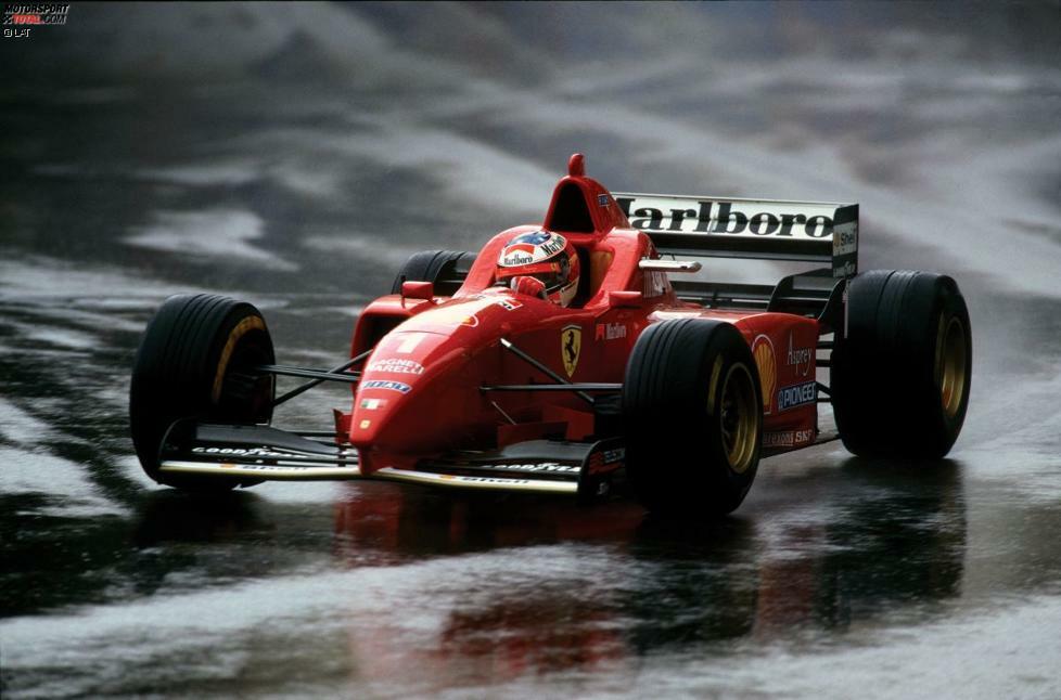 Bei dem Versuch, die Lücke nicht zu groß werden zu lassen, übertreibt es Schumacher. Er kommt auf einen nassen Randstein, verliert die Kontrolle über sein Auto und kracht in die Leitplanke.