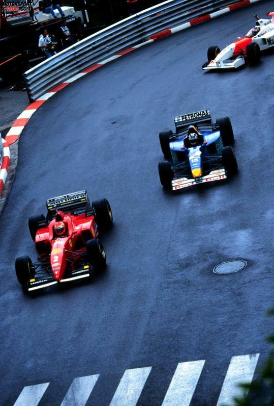 Während Hill sowie die Benetton-Piloten Jean Alesi und Gerhard Berger vorne wegziehen, hält der viertplatzierte Eddie Irvine im zweiten Ferrari das restliche Feld auf. Es gibt einen Stau und Heinz-Harald Frentzen (Sauber) verliert die Geduld. Sein Frontflügel geht zu Bruch.