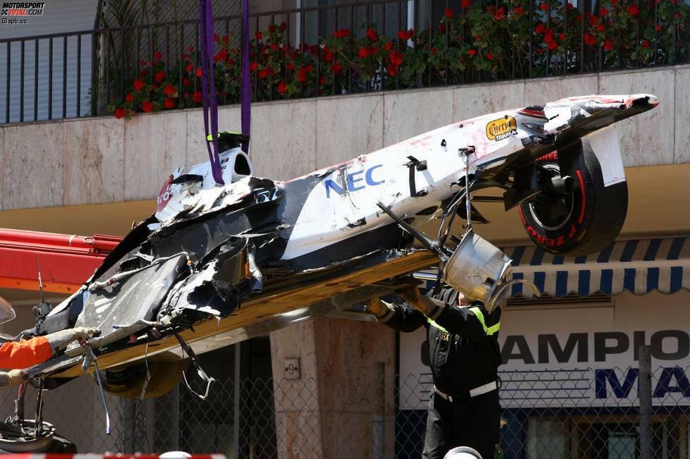 Die Besten fahren in Monaco so, dass zwischen Rad und Leitplanke kein Blatt Papier passt - oder es sanften Kontakt gibt. Besonders belastet werden daher die Radaufhängungen. Wer es übertreibt, zerstört sein Auto. Auch im Fahrerlager gibt es kaum Platz: Red Bull lagert seine Hospitality auf eine schwimmende Plattform aus.