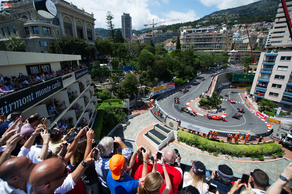 Um Rennen nicht ständig über das Zwei-Stunden-Zeitlimit zu beenden, gibt es für Monaco eine Sonderregel: Die Renndistanz ist kürzer als die üblichen 300 Kilometer, nämlich nur über 260. Sprit frisst die Bahn wegen ihrer niedrigen Durchschnittsgeschwindigkeit kaum. Auch die Reifen werden geschont.