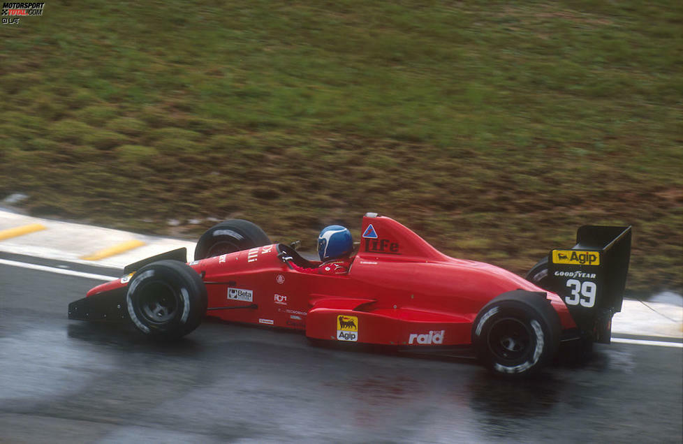 Life (1990): Das italienische Projekt glänzte kaum - schon gar nicht durch Bescheidenheit. Life brachte 1990 nicht nur sein eigenes Formel-1-Team an den Start, sondern konstruierte auch einen eigenen Zwölfzylinder-Motor mit 3,5 Litern Hubraum und exotischer W-Bauweise. Gründer Ernesto Vita (der für die Teambezeichnung seinen Nachnamen aus dem Italienischen ins Englische übersetzte) erlebte sein Waterloo: In 14 Grands Prix qualifizierte sich das einzige an den Start gebrachte Auto nicht ein einziges Mal - auch nicht, als die Mannschaft auf einen V8 von Judd umsattelte. Die leidtragenden Piloten waren erst Gary Brabham, später Bruno Giacomelli. Für die beiden wohl mehr Erlösung als Trost: Schon vor dem Saisonende war Life mausetot.