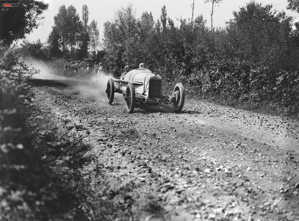 ... die in der Vorkriegsära beginnt, als die Formel 1 noch nicht Formel 1 heißt: Die Pioniere beginnen ihre Rennen zeitversetzt und ohne Startaufstellung. Nach Einführung des Massenstarts gibt es dann ein Losverfahren. Erst 1933 in Monaco kommen die Regelhüter auf die Idee, den so genannten 