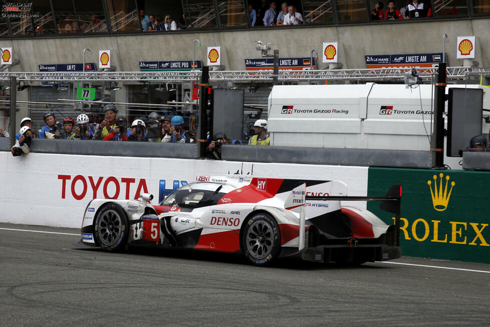 Der Toyota #5 von Kazuki Nakajima, Sebastien Buemi und Anthony Davidson fiel vor der allerletzten Runde in Führung liegend aus. Ein Drama wie es nur in Le Mans geschehen kann. Wir haben Stimmen zum unfassbaren Finale zusammengestellt.