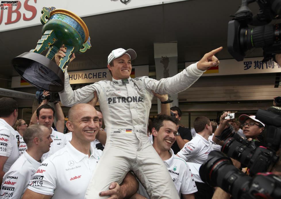 Sieg im 111. Grand Prix: Rosberg steht beim China-Grand-Prix 2012 erstmals ganz oben und schenkt Mercedes den ersten Sieg mit dem neuen Team.