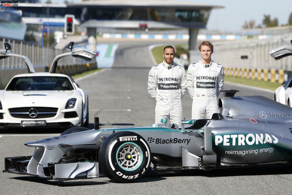 2013 erhält Rosberg mit Lewis Hamilton einen neuen Teamkollegen. Mit zwei Saisonsiegen und Platz sechs in der Fahrerwertung zeigt der Deutsche seine bisher beste Saison, doch Hamilton setzt sich teamintern knapp durch.