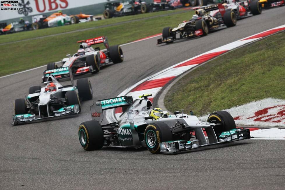 Nicht Michael Schumacher, sondern Nico Rosberg sorgt 2012 von der Pole für den ersten Mercedes-Sieg der Neuzeit. Da der Shanghai International Circuit die Hinterreifen nicht so stark belastet und damit eine damals chronische Silberpfeil-Schwäche wettmachte,...
