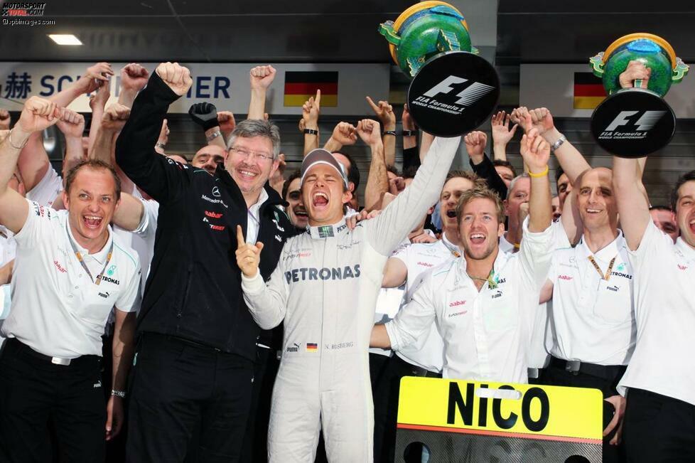 ...ließ Rosberg die Truppe von Ross Brawn jubeln und schenkt Mercedes den ersten Sieg als Werksteam seit Juan Manuel Fangio 1955. Und das in seinem 111. Grand Prix. Schumacher schied übrigens nach dem ersten Stopp mit einem nicht angeschraubten Rad aus. Ein Jahr später schlägt Rosberg auf seiner Paradestrecke...