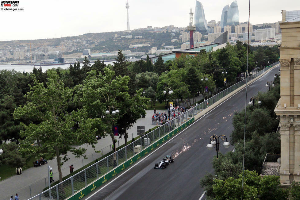 ...Formel-1-Rennen seiner Karriere gelingt Rosberg beim Premieren-Grand-Prix in Baku. Auf einer Strecke, die eigentlich Hamilton liegen müsste, fährt er alle in Grund und Boden. Rosberg gelingt der...