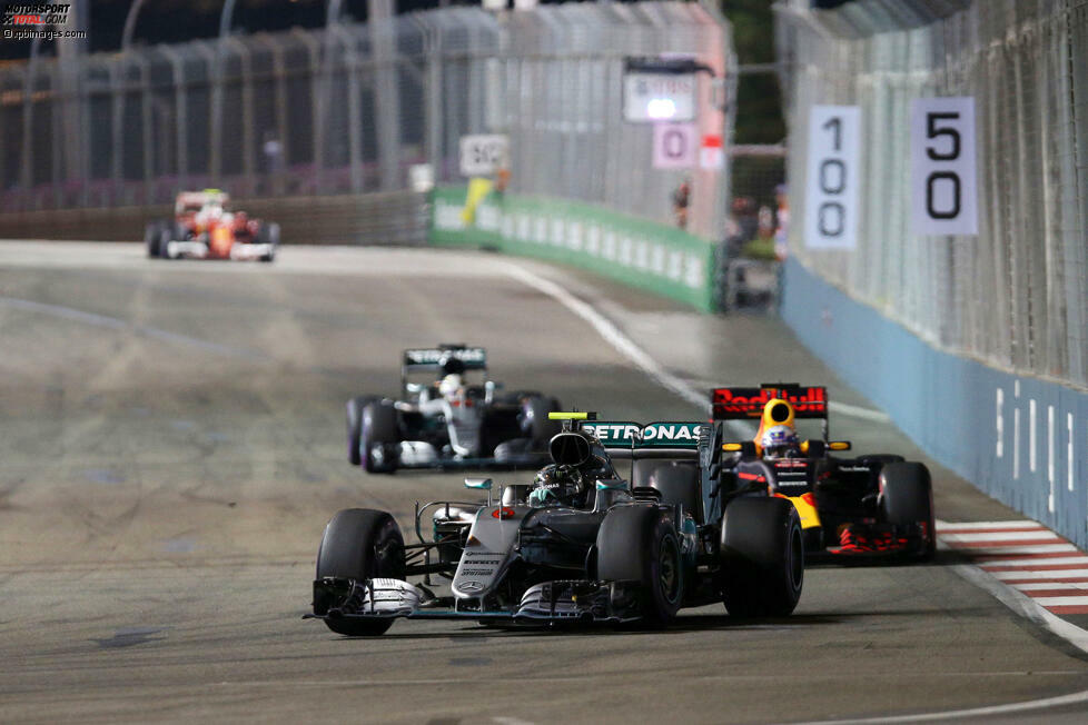 ...im Hamilton-Reviert: Auf dessen Paradestrecke in Singapur hat er den Rivalen sogar von Beginn an im Griff. Und als Hamilton und Daniel Ricciardo am Ende auf den frischeren Reifen in Riesenschritten heraneilen behält er die Nerven und...