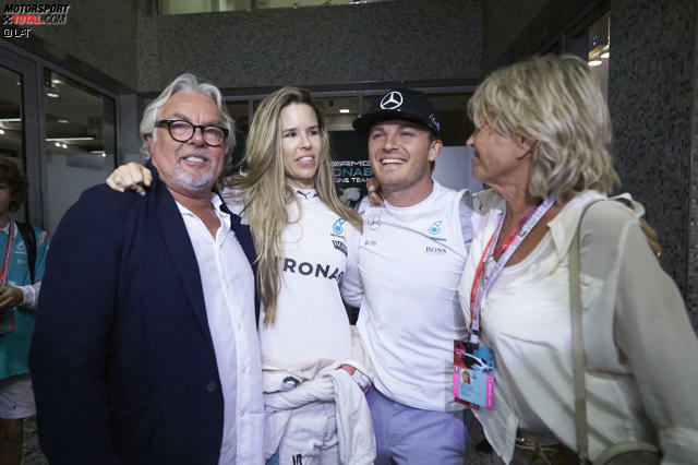 Stolze Familie: Vater Keke Rosberg, 1982 mit einem einzigen Saisonsieg Formel-1-Weltmeister, posiert mit Schwiegertochter Vivian, inzwischen im Nico-Overall, Champion Nico, dem schon wieder die Tränen kommen, und Ehefrau Sina. Es ist ein Abend für die Ewigkeit, voller Emotionen und Freude.