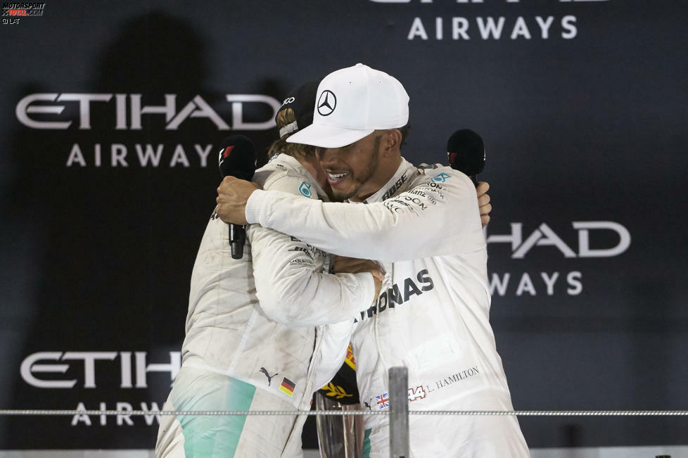 Erster Gratulant ist ausgerechnet Lewis Hamilton. Schon im Parc ferme, dann noch einmal auf dem Podium. Beim zweiten Mal muss Siegerehrungs-Moderator David Coulthard ein bisschen nachhelfen, bis es dann doch klappt mit der zaghaften Annäherung. Hamiltons Lächeln wirkt ehrlich.