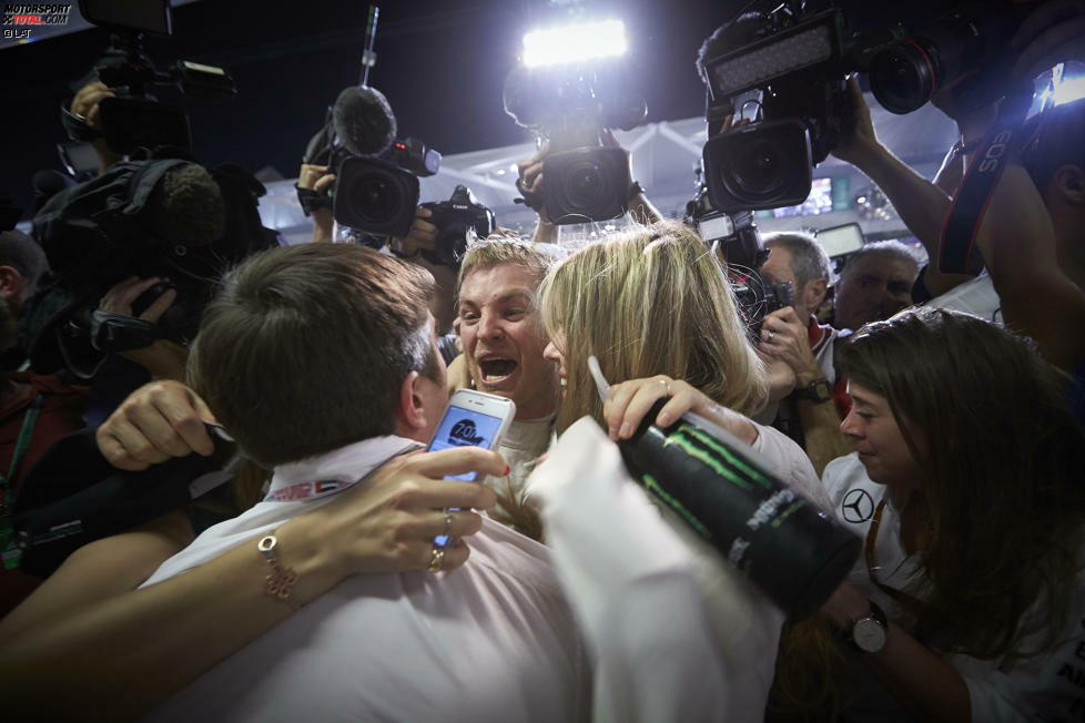 Noch bevor es FIA-Kommunikationschef Matteo Bonciani schafft, Rosberg zur offiziellen Pressekonferenz zu zerren, gibt's das erste ausgelassene Tänzchen in der Mercedes-Box. Mit Vivian und den beiden besten Freunden, die auch Trauzeugen der Rosbergs waren.