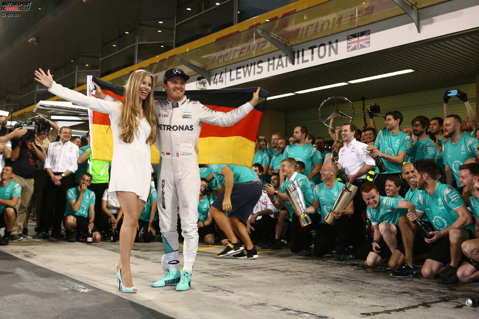 ... und die Rosbergs feiern mit deutscher Nationalflagge. Der 31-Jährige ist nach Michael Schumacher und Sebastian Vettel der dritte Formel-1-Weltmeister aus der Bundesrepublik.