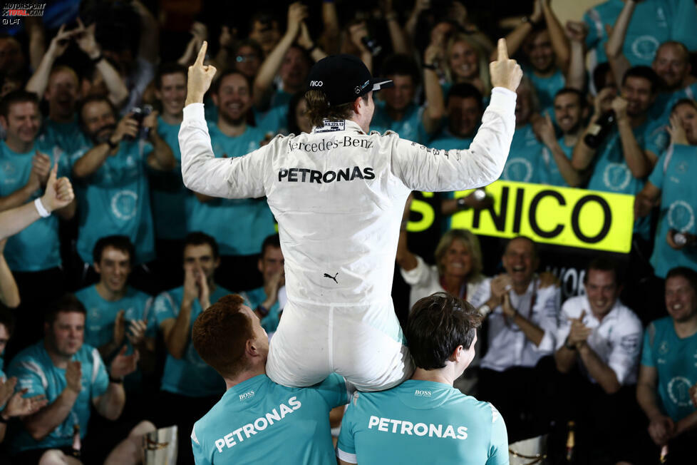 Beim Team-Fototermin lassen die Mechaniker Rosberg hochleben. Bitter: Es ist jene Crew, die 2014 und 2015 mit Hamilton Weltmeister geworden ist. Die alte Rosberg-Mannschaft, die nun für Hamilton arbeitet, hat immer noch keinen Titel.