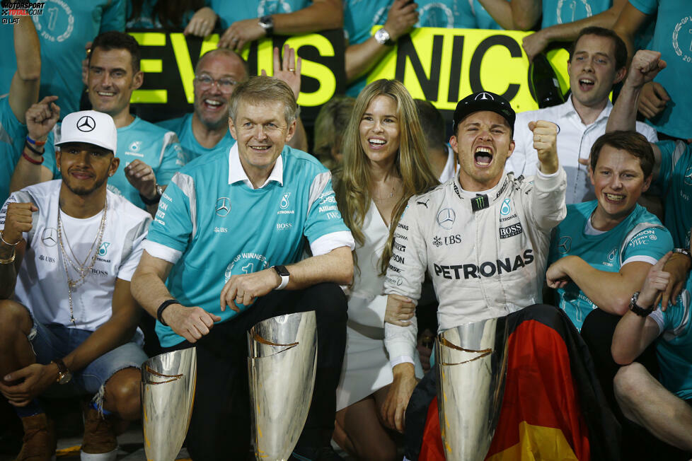 Fairer Verlierer: Hamilton lässt, wenn auch ohne allerletzte Euphorie, das offizielle Teamfoto über sich ergehen - und ringt sich sogar ein Lächeln dabei ab. Er weiß: 2014 und 2015 hat es Rosberg genauso gemacht.