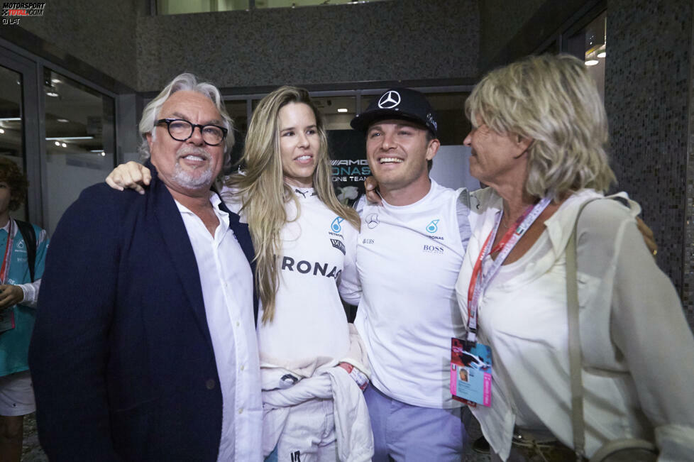 Stolze Familie: Vater Keke Rosberg, 1982 mit einem einzigen Saisonsieg Formel-1-Weltmeister, posiert mit Schwiegertochter Vivian, inzwischen im Nico-Overall, Champion Nico, dem schon wieder die Tränen kommen, und Ehefrau Sina. Es ist ein Abend für die Ewigkeit, voller Emotionen und Freude.