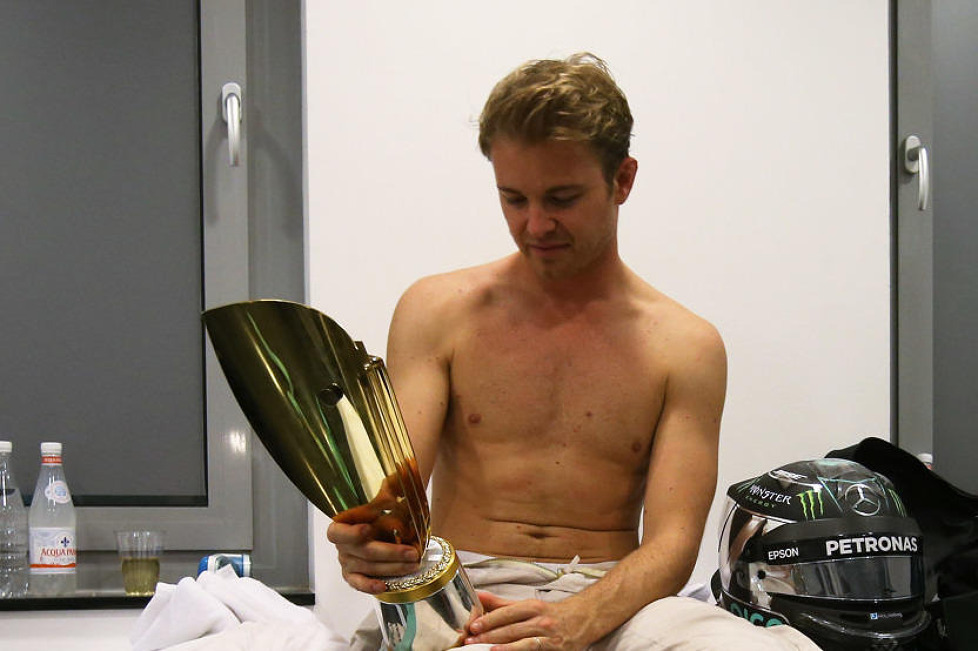 Weltmeister! Küsschen von Vivian, Umarmung von Lewis, Tränen in Tonys Armen: So emotional feiert Nico Rosberg seinen Titel!