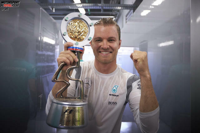 Unaufhaltsam: Nico Rosberg gewinnt in Sotschi sein siebtes Formel-1-Rennen hintereinander. Das haben vor ihm nur Ascari, Schumacher und Vettel geschafft. Und noch niemand, der die ersten vier Saison-Grands-Prix gewonnen hat, wurde später nicht Weltmeister. Aber: "Lewis wird zurückschlagen", warnt er vor dem Teamkollegen. Unaufhaltsam: Nico Rosberg gewinnt in Sotschi sein siebtes Formel-1-Rennen hintereinander. Das haben vor ihm nur Ascari, Schumacher und Vettel geschafft. Und noch niemand, der die ersten vier Saison-Grands-Prix gewonnen hat, wurde später nicht Weltmeister. Aber: "Lewis wird zurückschlagen", warnt er vor dem Teamkollegen.