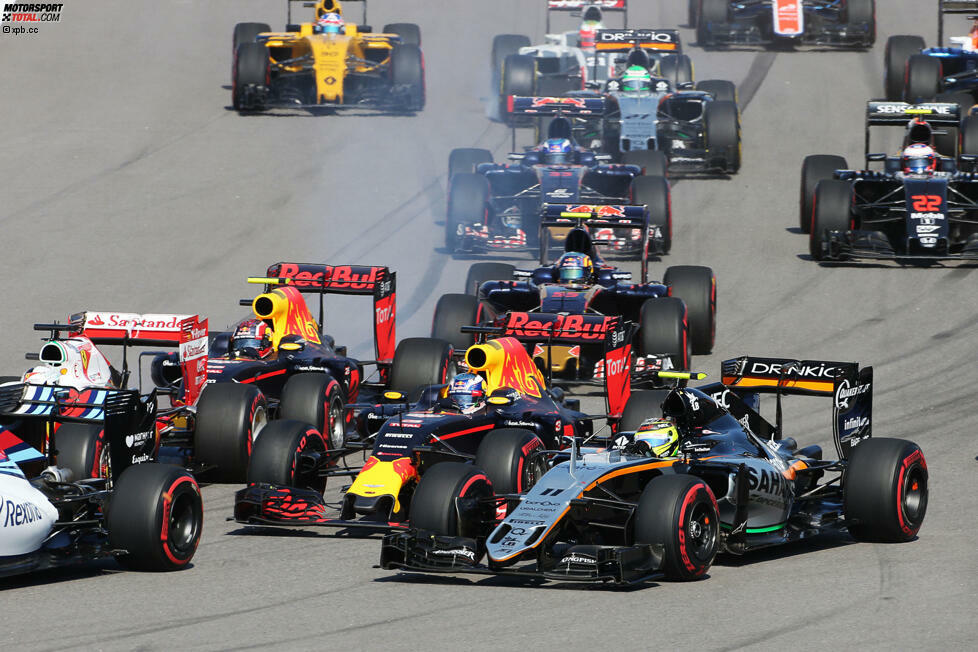 Sergio Perez glaubt schon, einen perfekten Start in seinen 100. Grand Prix erwischt zu haben, aber an Daniel Ricciardos Red Bull, der vom hilflosen Vettel angeschubst wird, wird dem Force-India-Fahrer ein Reifen aufgeschlitzt. 18. nach der ersten Runde, Neunter im Ziel: Das Jubiläum hätte auch schlimmer ausgehen können.