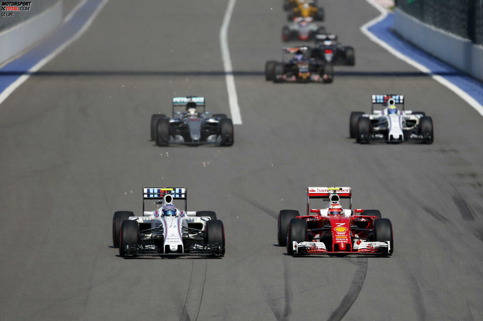 Gut aufgepasst: Bottas kontert beim Restart gegen Räikkönen und erobert den zweiten Platz (zumindest vorübergehend) zurück; dahinter schnappt sich Hamilton den zweiten Williams - und ist schon Vierter.