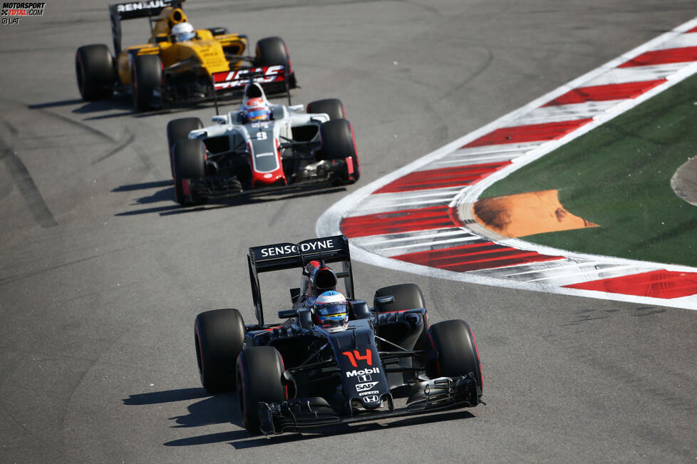 ... vor Alonso (McLaren holt erstmals mit beiden Autos Punkte), Magnussen und Grosjean. Alonso fährt in der 47. Runde 1:43.3, in der 48. plötzlich 1:40.5 und in der 49. wieder 1:43.8. 