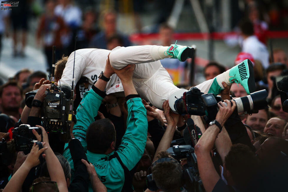 Das ist Sieger Rosberg alles egal: 100 Punkte aus vier Rennen, 43 Zähler Vorsprung auf Hamilton, 57 auf Räikkönen - Grund genug, sich beim 