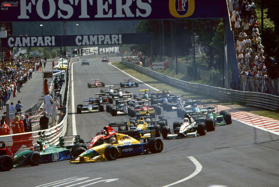 Und auch am Sonntag standen die Zeichen auf Schumacher-Show: Auf dem Weg zur La-Source-Kurve schnappte er sich Jean Alesi (Ferrari) und Nelson Piquet (Benetton), was ihn für wenige Sekunden auf Platz fünf spülte. Doch das Unheil drohte nur wenige Meter später...