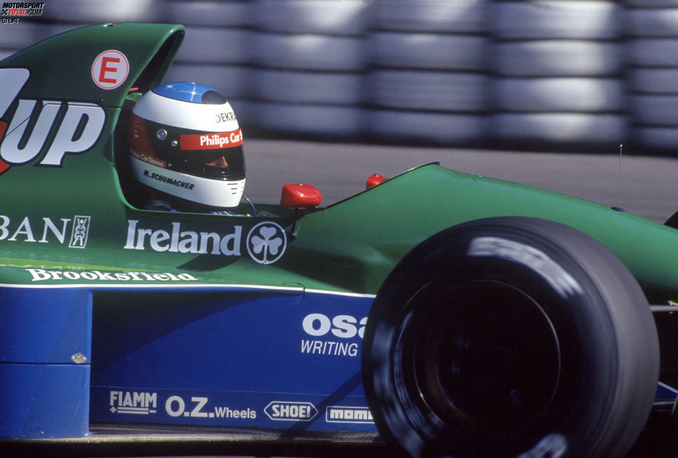 Im Freien Training fährt er auf den achten Rang und wiederholt die bemerkenswerte Leistung einen Tag später im Qualifying. So foppt er auch Routinier de Cesaris - um rund acht Zehntelsekunden.