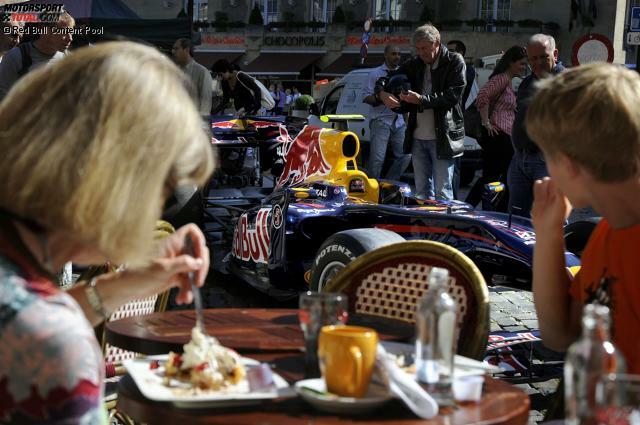 Red Bull und die Showruns: Seit dem Formel-1-Einstieg im Jahr 2005 schickt der Brauseriese seine Boliden und seine Piloten rund um die Welt, um an den spektakulärsten Orten den Motor aufheulen zu lassen und für spektakuläres Bildmaterial zu sorgen. Nicht, dass die Kulissen von Graz, Wien, Budapest, Barcelona, Rom, Paris, Brüssel, Kopenhagen, Osaka, Yokohama, Bangkok, Mexiko-Stadt, Sydney, Perth, Baku, Bogota, Kuwait oder Neapel nicht einen Schnappschuss wert gewesen wären - aber wir haben im Archiv gekramt und Aufnahmen gefunden, die noch atemberaubender und außergewöhnlicher sind. Red Bull und die Showruns: Seit dem Formel-1-Einstieg im Jahr 2005 schickt der Brauseriese seine Boliden und seine Piloten rund um die Welt, um an den spektakulärsten Orten den Motor aufheulen zu lassen und für spektakuläres Bildmaterial zu sorgen. Nicht, dass die Kulissen von Graz, Wien, Budapest, Barcelona, Rom, Paris, Brüssel, Kopenhagen, Osaka, Yokohama, Bangkok, Mexiko-Stadt, Sydney, Perth, Baku, Bogota, Kuwait oder Neapel nicht einen Schnappschuss wert gewesen wären - aber wir haben im Archiv gekramt und Aufnahmen gefunden, die noch atemberaubender und außergewöhnlicher sind.